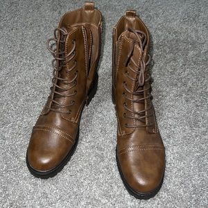 Size 11 Women’s brown combat boots with zipper